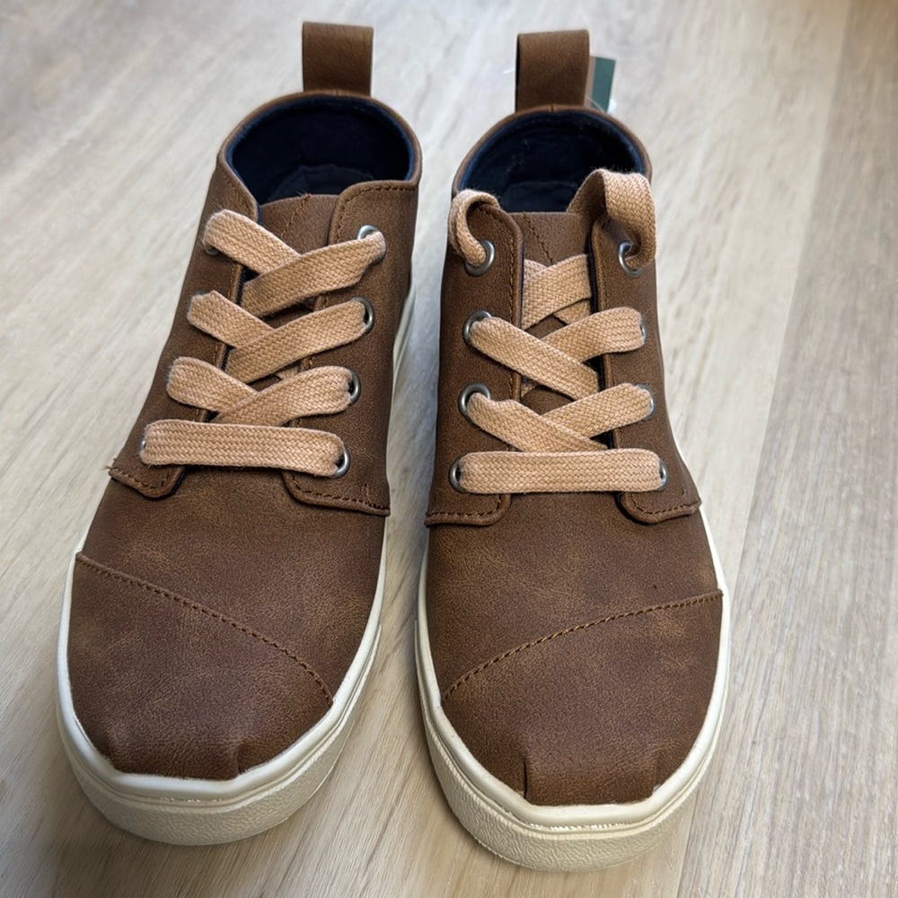 🥾- NWT TOMS Boy Shoes